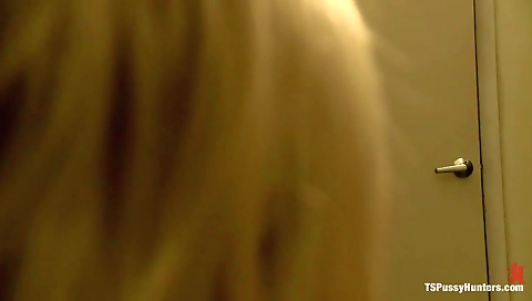 Hotie girl fucked by horny couple